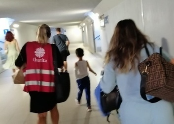 Po nehodě autobusů zůstali v nemocnici. Pomohli jsme syrské rodině zpět k tátovi.