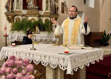 Máme zaděláno na novou tradici. Požehnali jsme křídy Tříkrálové sbírky 2024