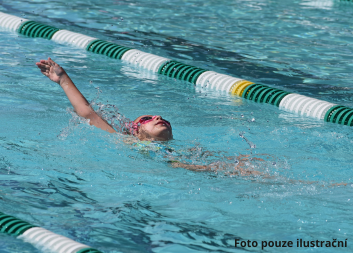 Díky Charitní záchranné síti a podpoře babičky objevila malá Jasmínka radost z plavání 